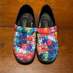 Savvy Women’s Brandy Splatter Paint Nursing Clogs Size 6.5